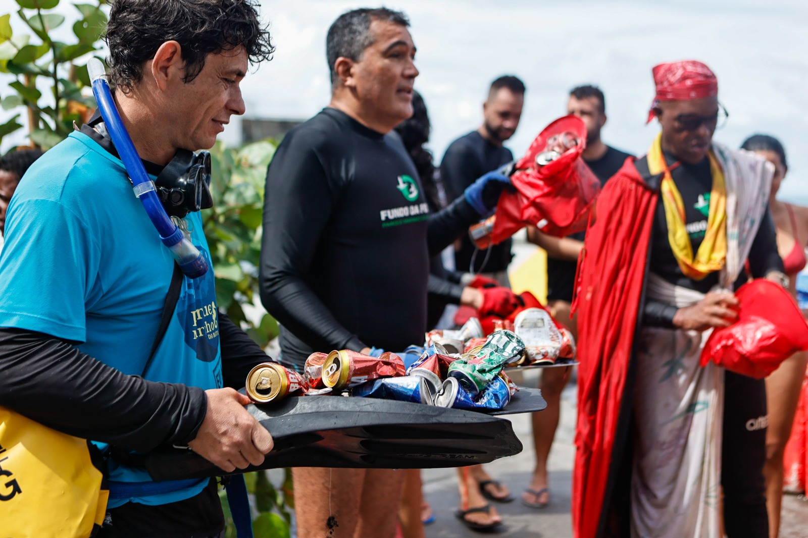 Fundo da Folia mobiliza mergulhadores em ação de limpeza no Parque Marinho da Barra após o Carnaval
