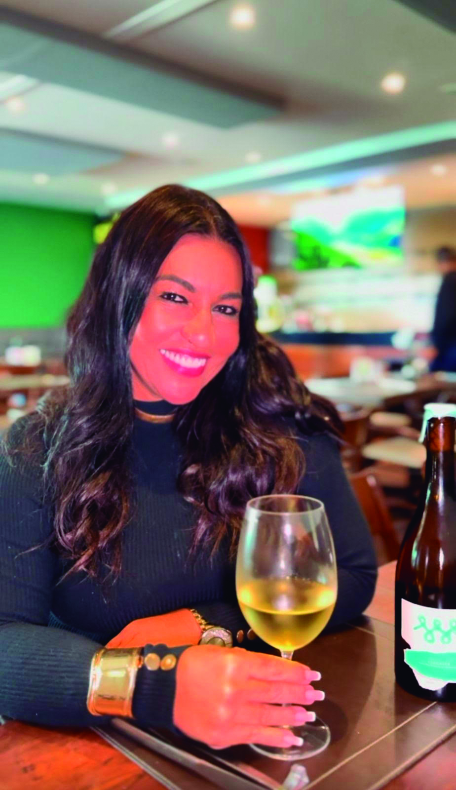 July Lopes analisa o vinho como identidade e celebra a maturidade do mercado brasileiro em seu artigo na nova edição da Revista Let's Go Bahia