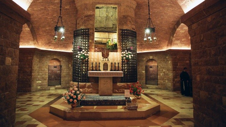 Restos mortais de São Francisco de Assis são expostos ao público pela primeira vez em Assis