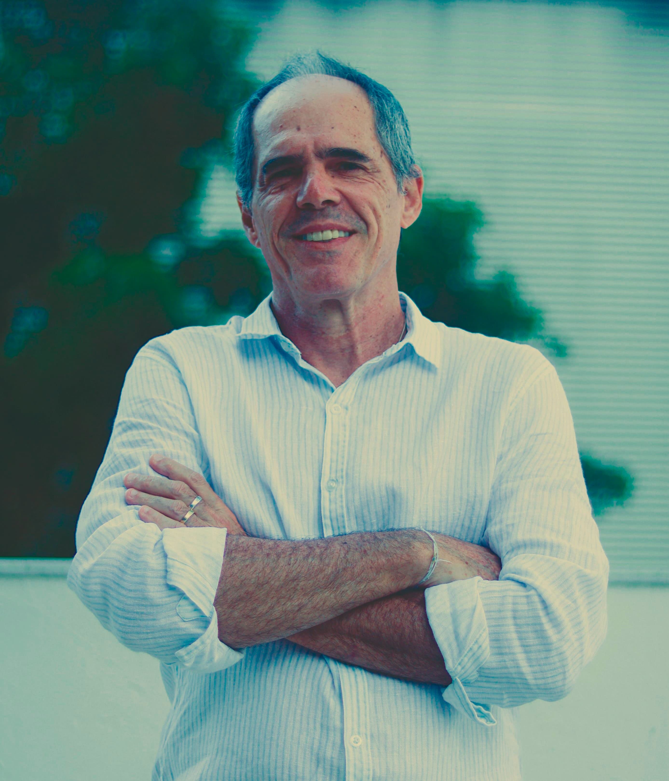 Artigo de Paulo Coelho na revista Let's Go Bahia destaca o uso de novas tecnologias e IA nas agências de propaganda