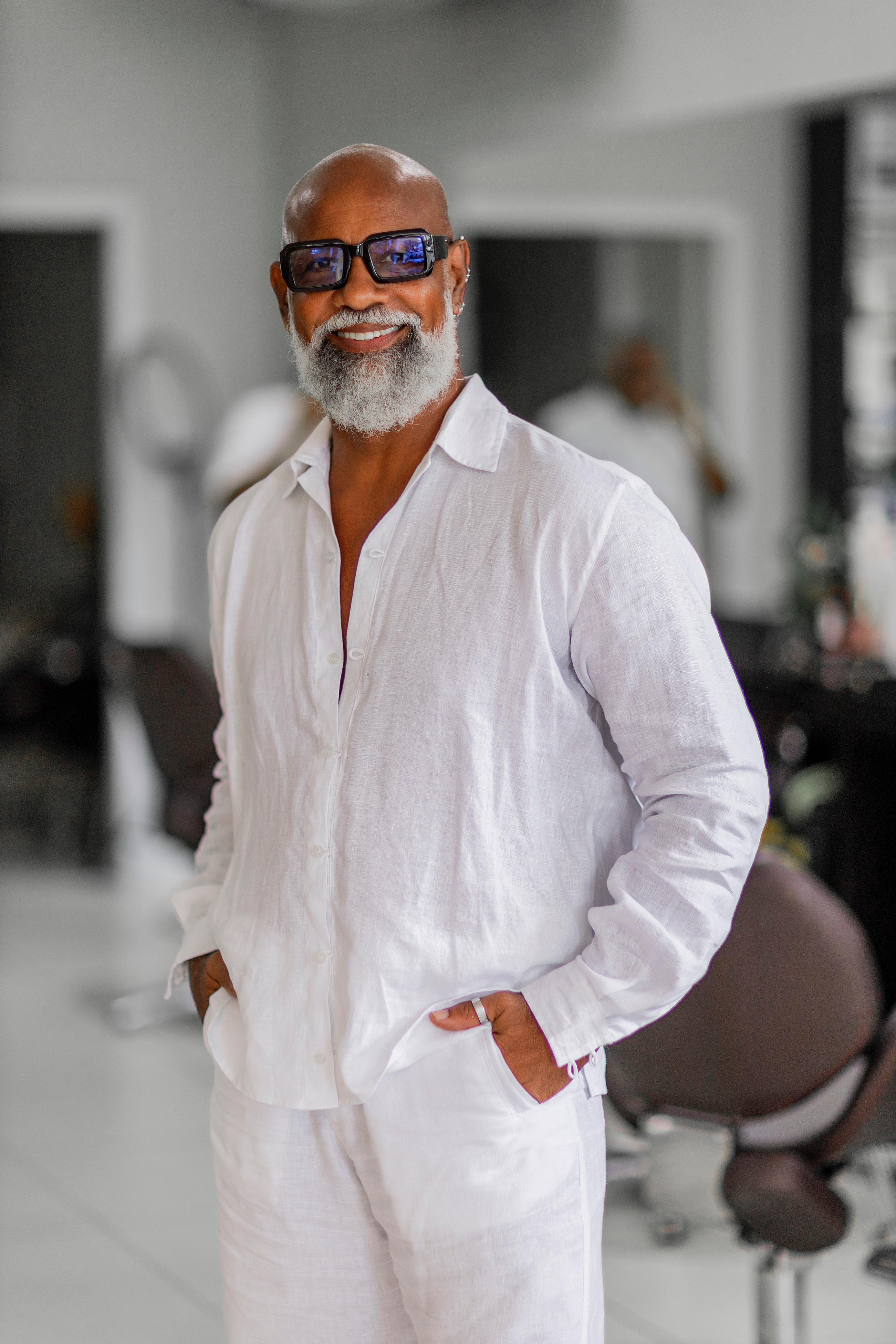 Cabeleireiro e Visagista Rei Borges pontua os truques e os cuidados para deixar os cachos em alta