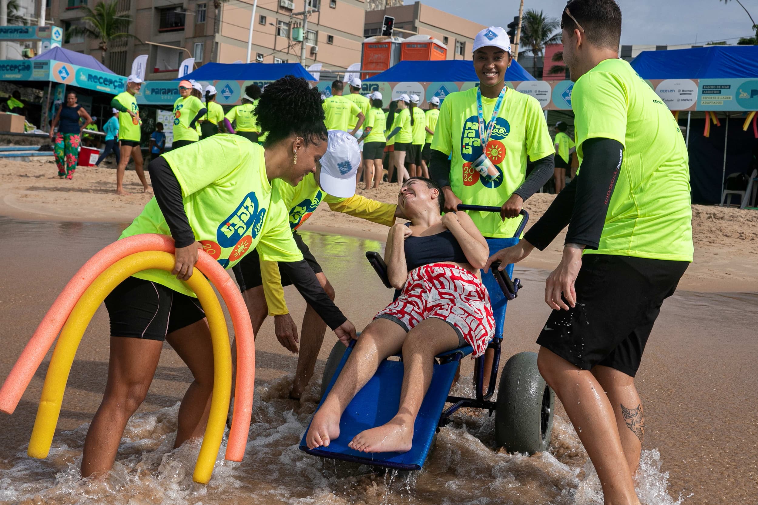 ParaPraia realiza banho assistido em Ondina e encerra edição na Praia da Preguiça