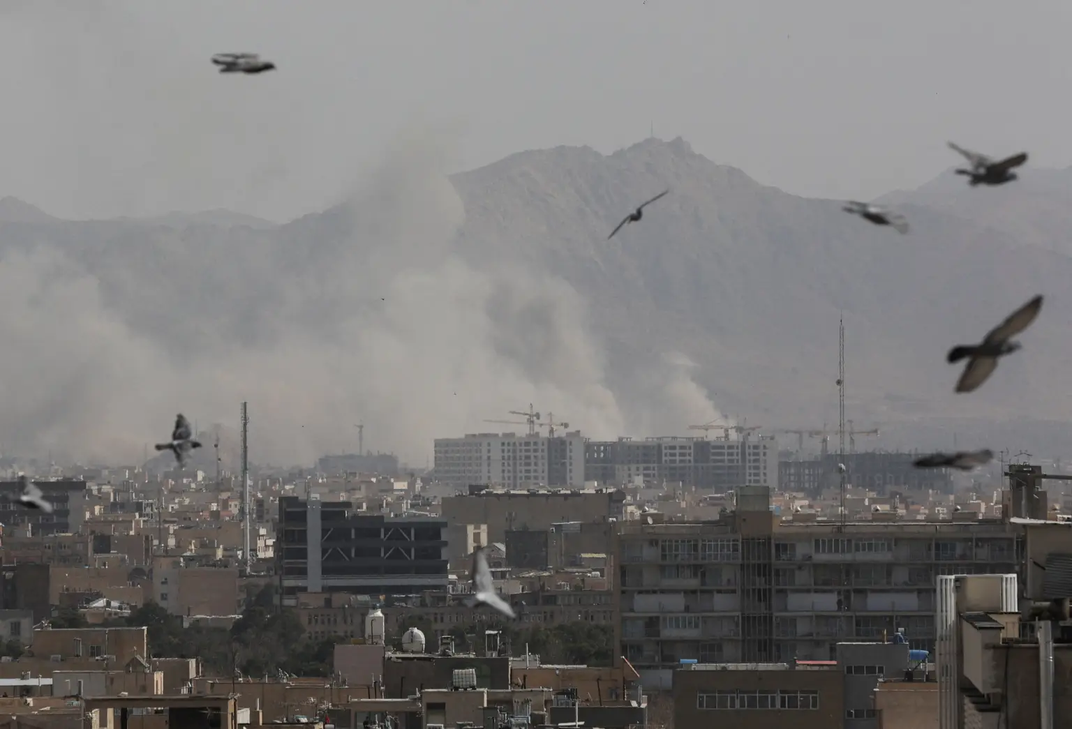 EUA e Israel atingem alvos no Irã; Teerã reage com mísseis e drones e tensão se espalha pela região