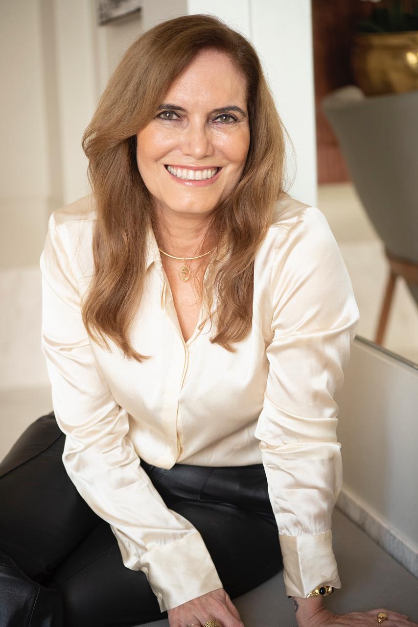 Jornalista Monique Melo participa do lançamento do livro “Mulheres que dão conta demais”, em São Paulo