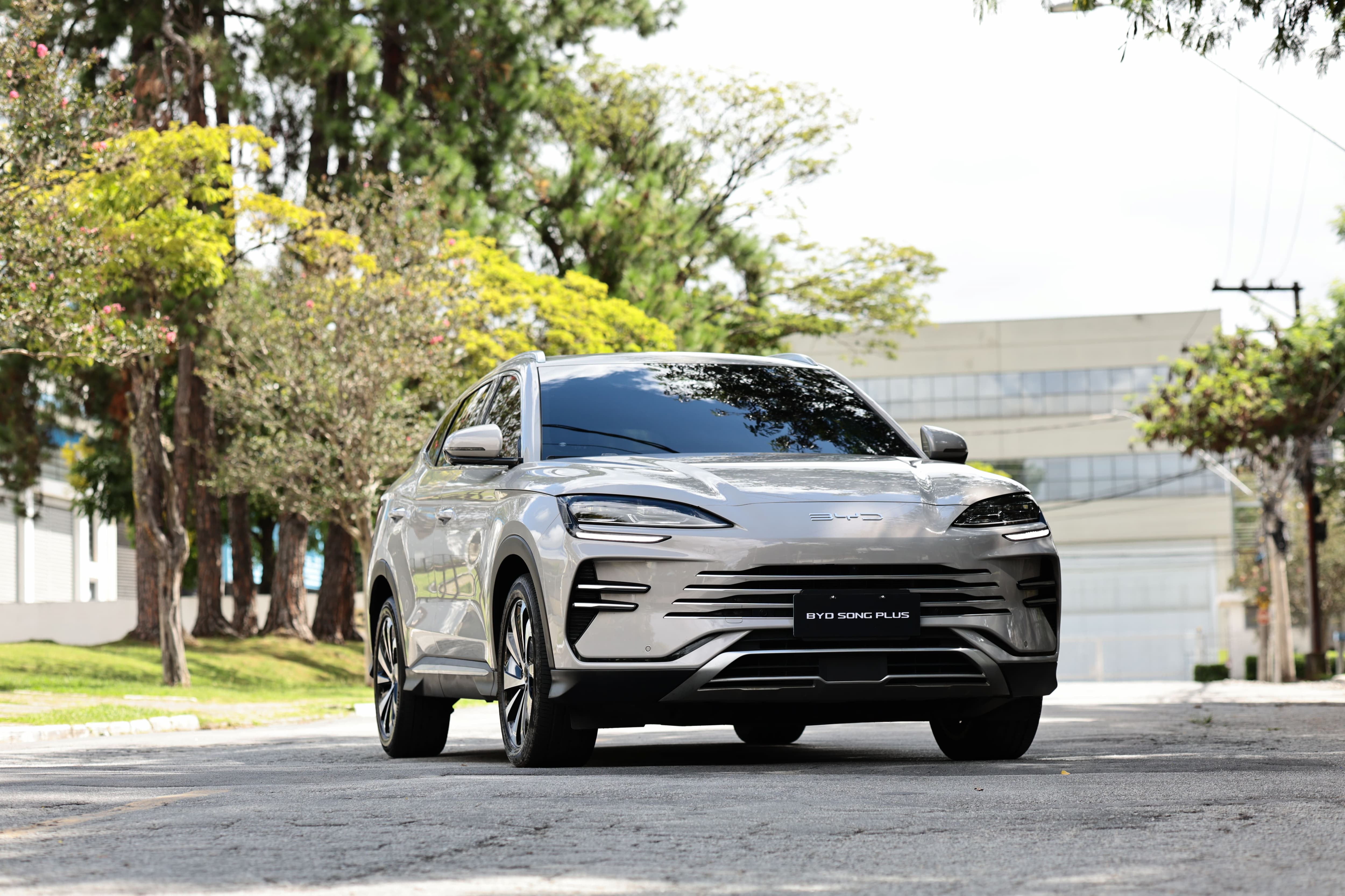 BYD Song Plus 2027 evolui com motor turbo, bateria maior e carregamento rápido, mas mantém preço