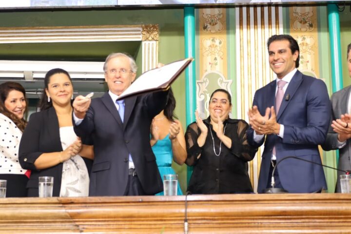 Empresário Luiz Mendonça Filho recebe Medalha Visconde de Cairu e Título de Cidadão de Salvador
