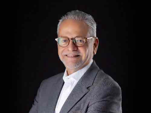 Isaac Edington lança livro em Salvador e propõe reflexão sobre cultura da reclamação