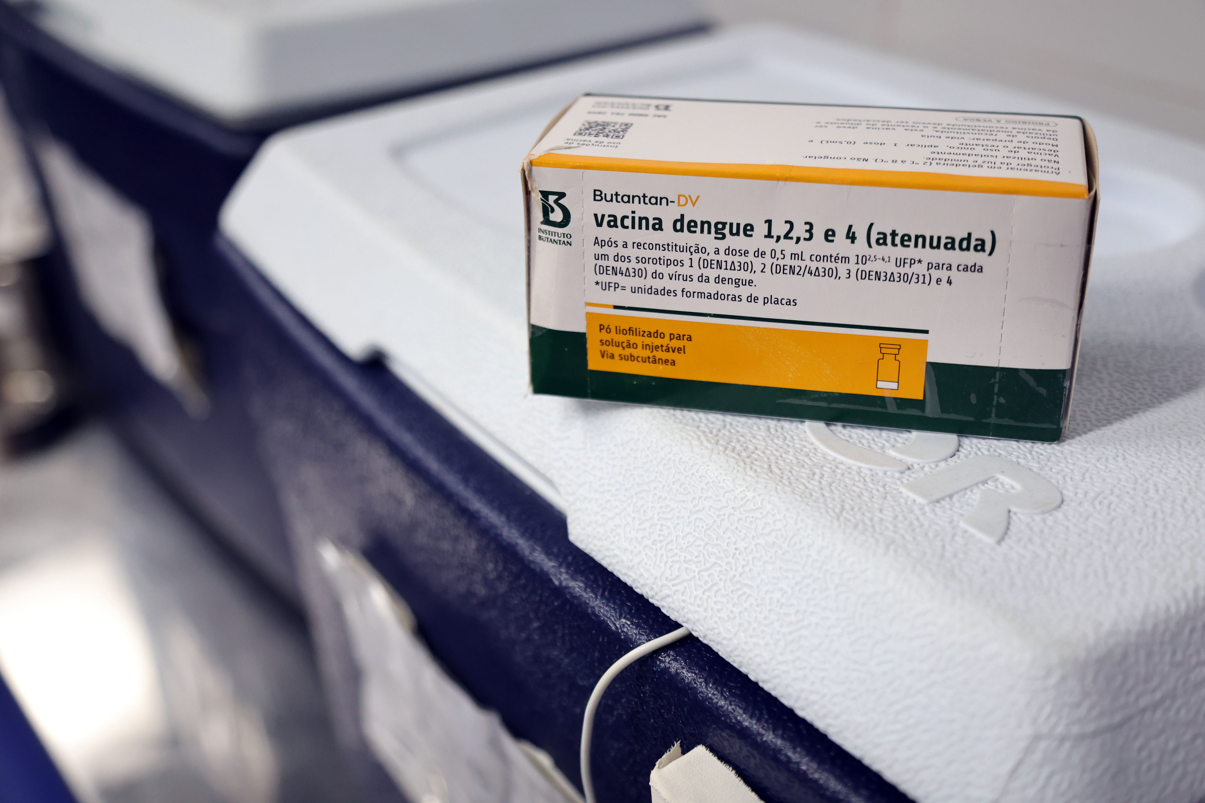 Profissionais de saúde recebem vacinação contra dengue em Salvador