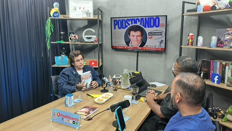 Psicólogo e escritor Alexander Bez viraliza nas redes ao falar sobre o aumento do feminicídio e da importância da saúde mental no Podsticando