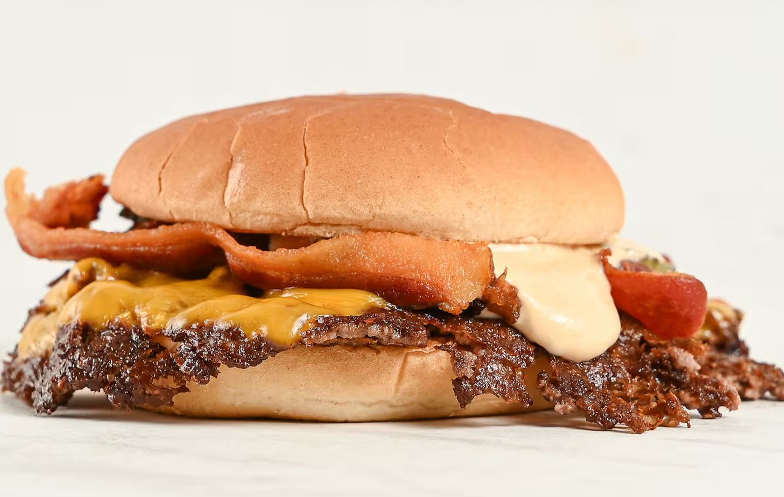 Fat Guys realiza ação com hambúrguer a preço reduzido em Salvador e Feira de Santana