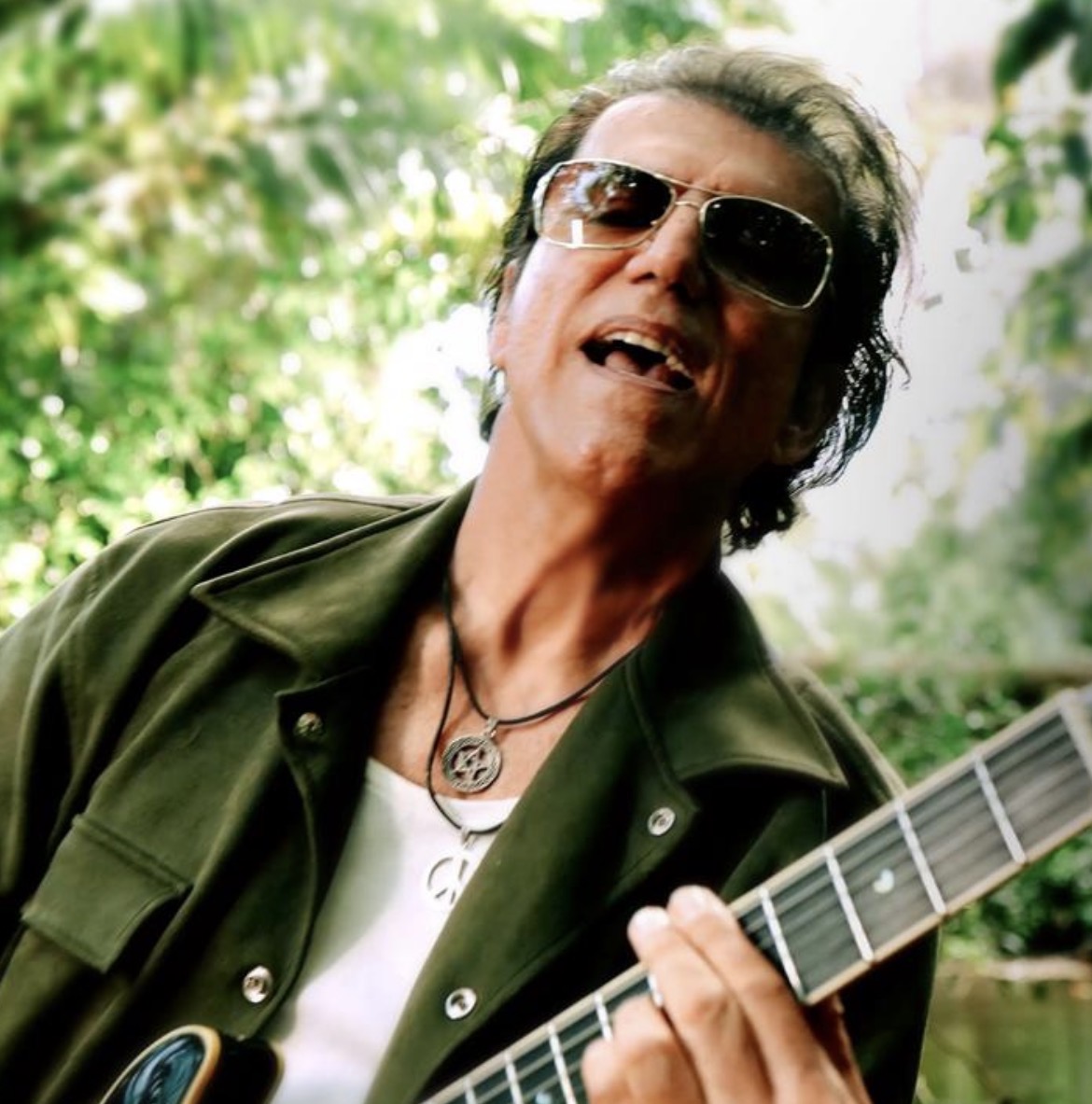 Benjaminn revisita clássico da MPB em novo vídeo