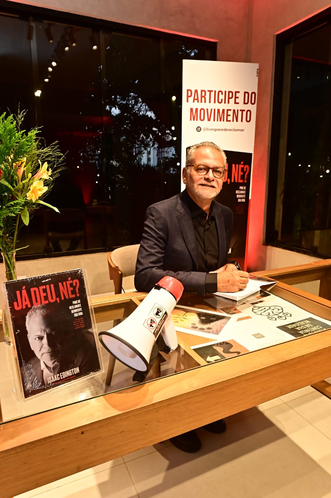 Isaac Edington lança livro “Já Deu, Né?” com presença de autoridades em noite de reflexão no Rio Vermelho