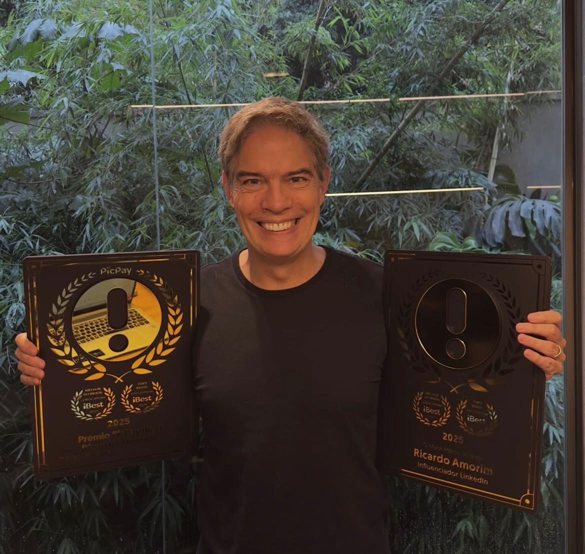Ricardo Amorim vence o Prêmio iBest nas categorias Economia & Negócios e LinkedIn
