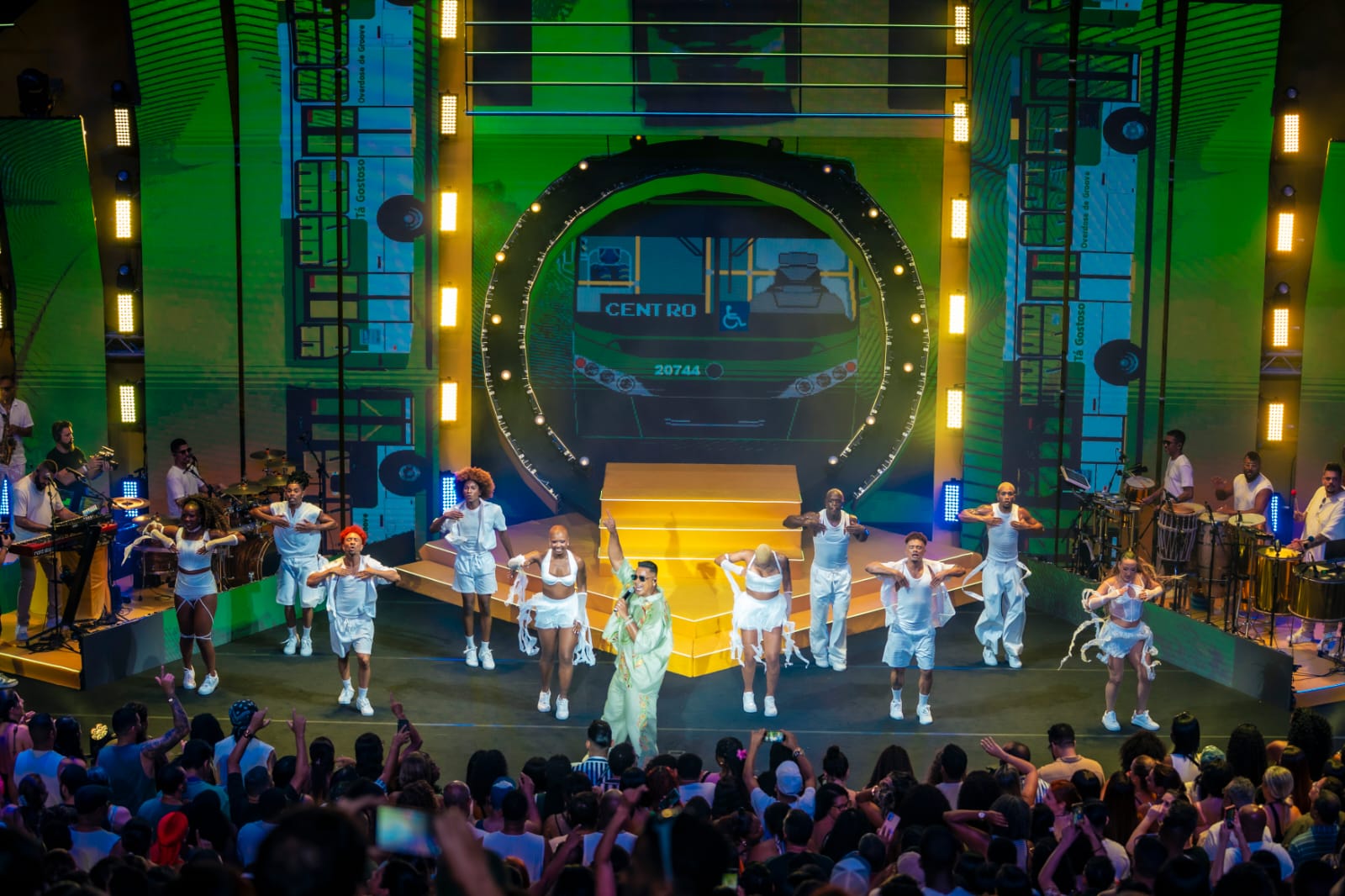 Xanddy Harmonia aposta em lançamentos ao vivo e apresenta duas novas músicas com clima do verão baiano