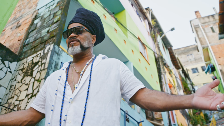 Série sobre Carlinhos Brown estreia em abril e revela bastidores da carreira do artista