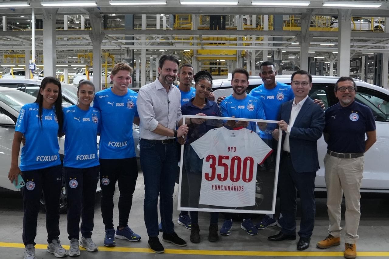 BYD alcança 3,5 mil funcionários em fábrica de Camaçari e recebe visita do Bahia