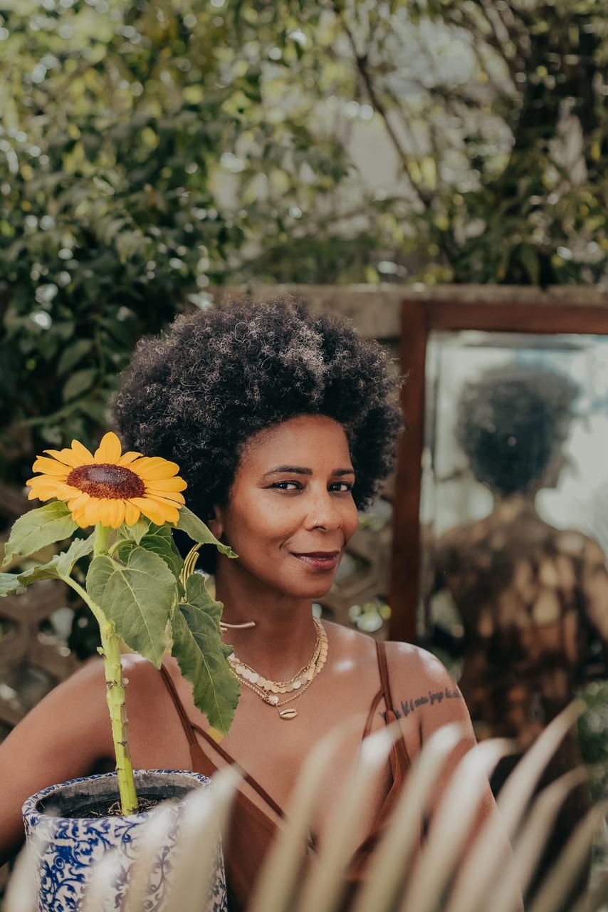 Thiago Rosarii fotografa Rita Batista em matéria da revista Caras