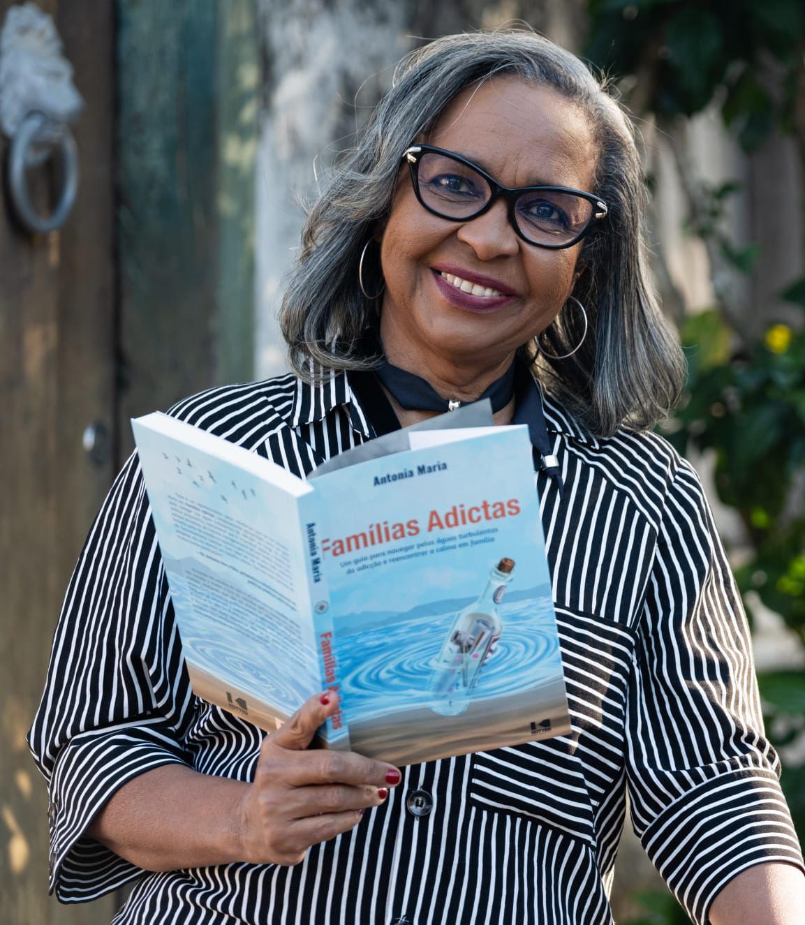 Na Bienal, Antonia Maria propõe olhar familiar para o tratamento de dependência