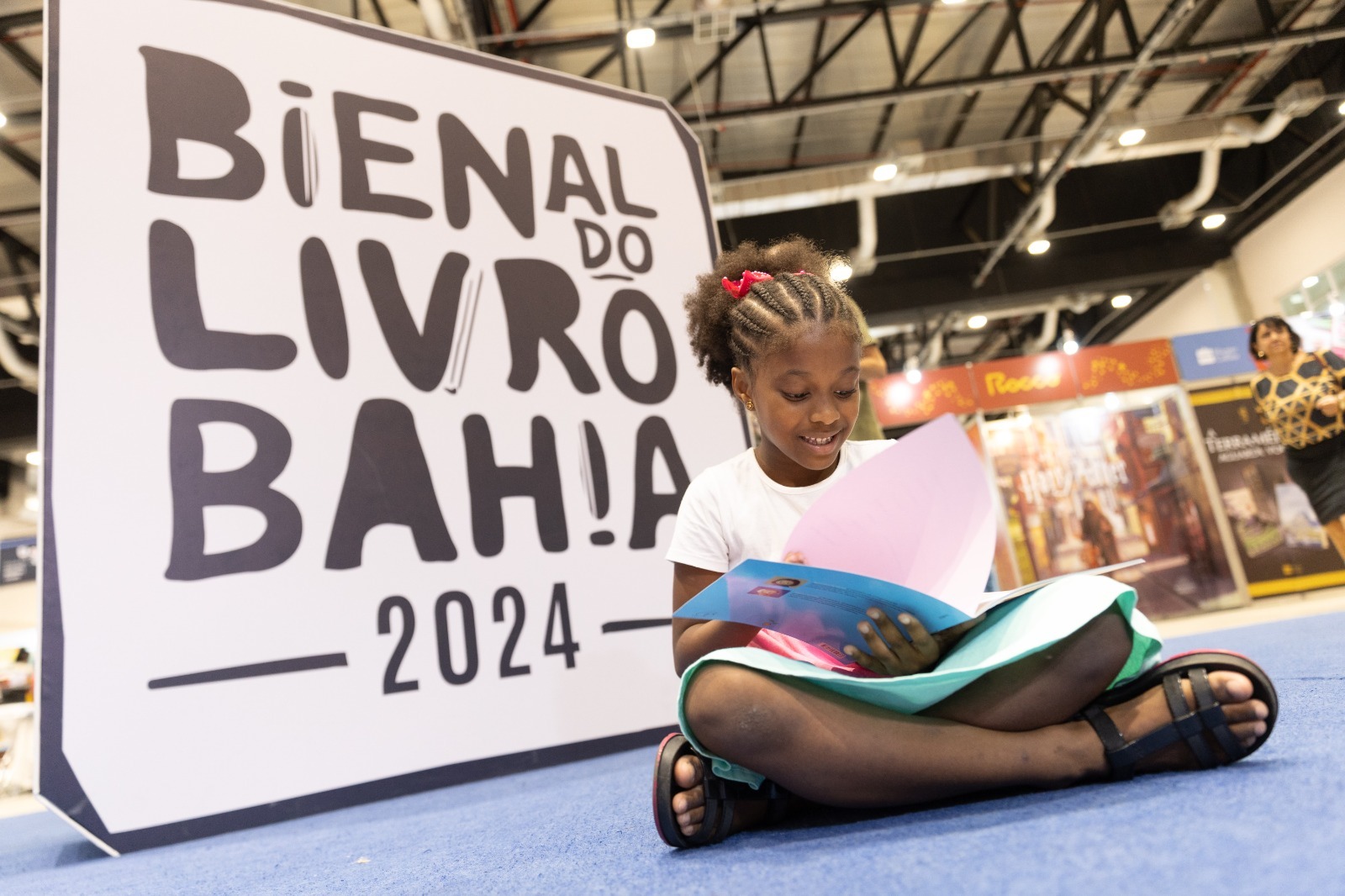 Vale-livro leva 10 mil estudantes de Salvador à Bienal do Livro Bahia