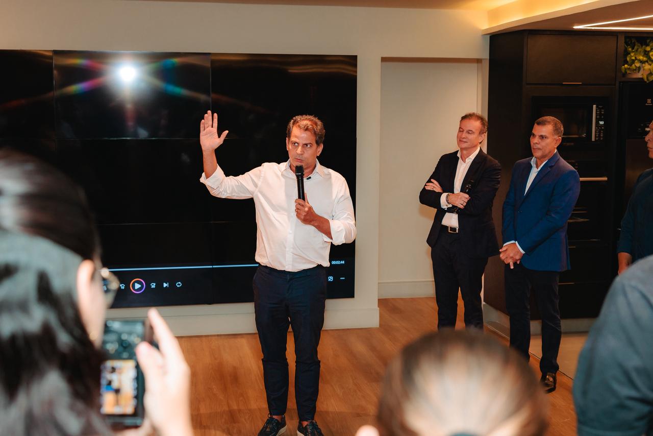 André Guimarães apresenta artistas do Art Studio Tancredo em evento para convidados