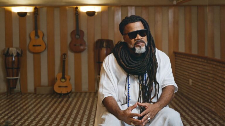 Documentário sobre Carlinhos Brown estreia na HBO e HBO Max nesta terça (14)