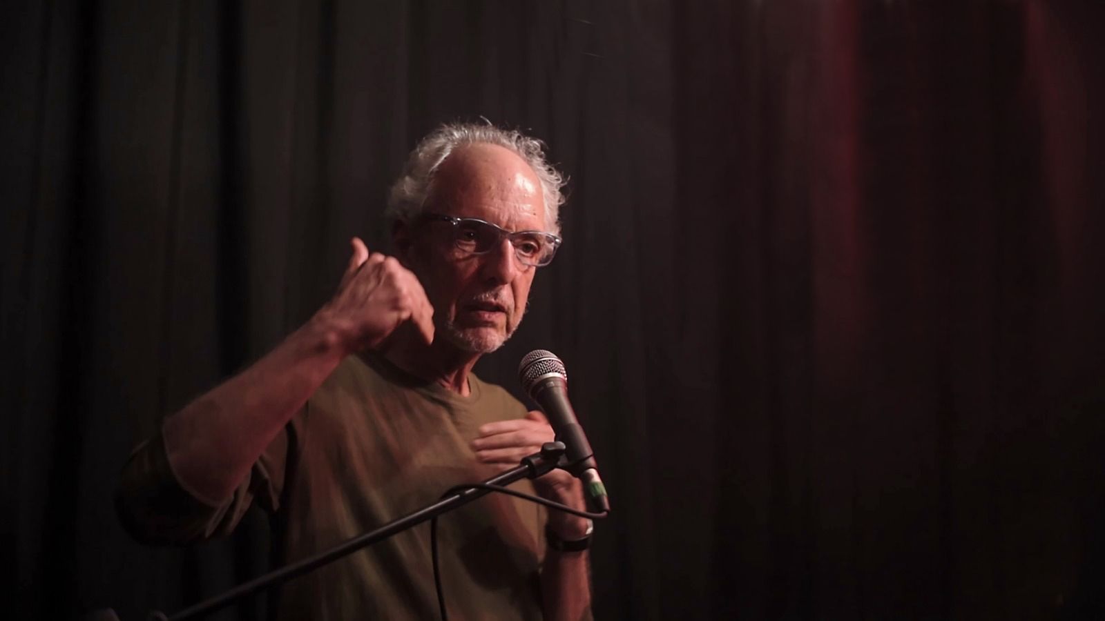 ONE MAN SHOW: Poeta e escritor baiano encena o monólogo O rio tem sede de sal em sua terra natal