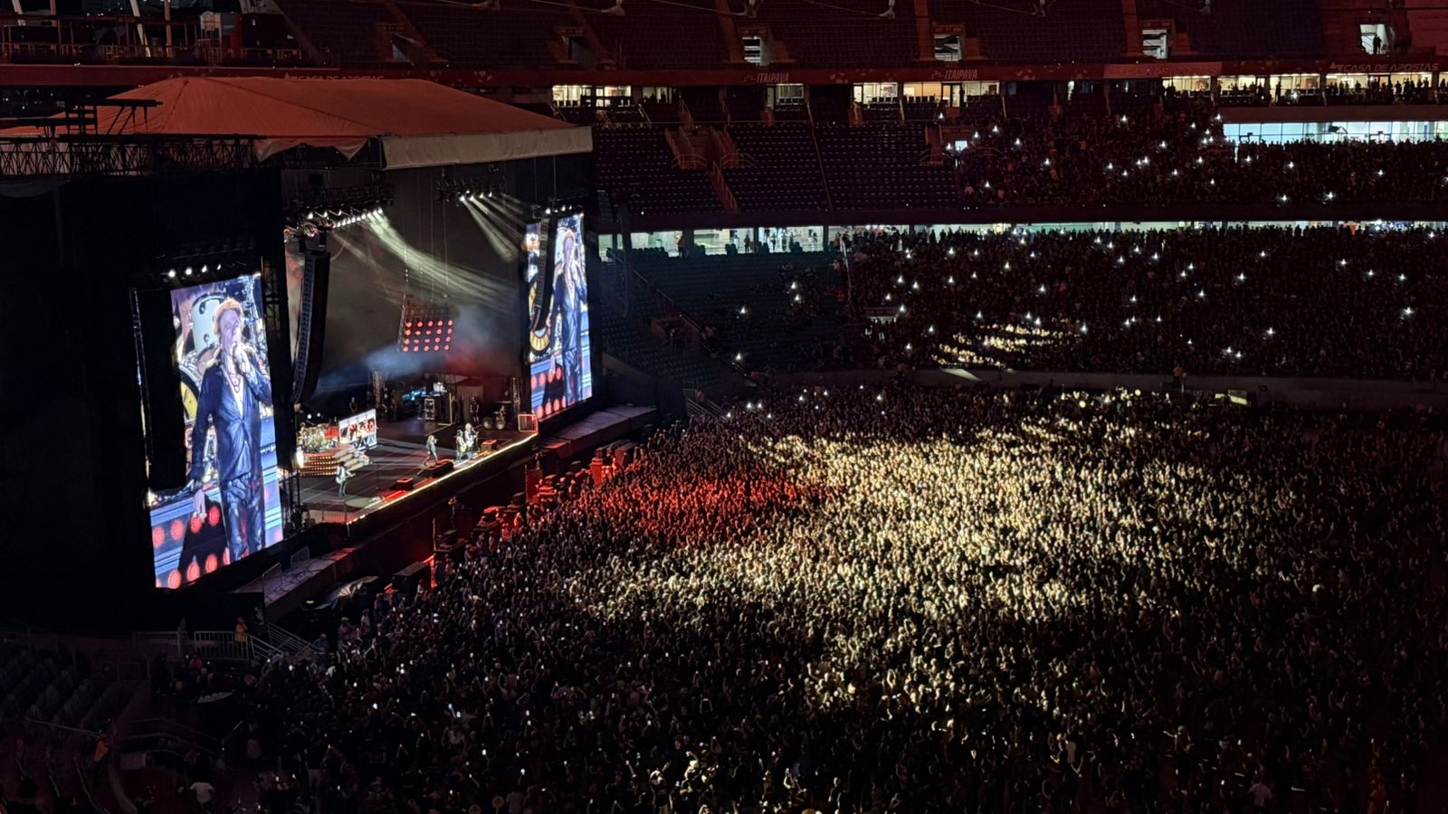 Multidão canta clássicos do Guns N’ Roses em show memorável na capital baiana
