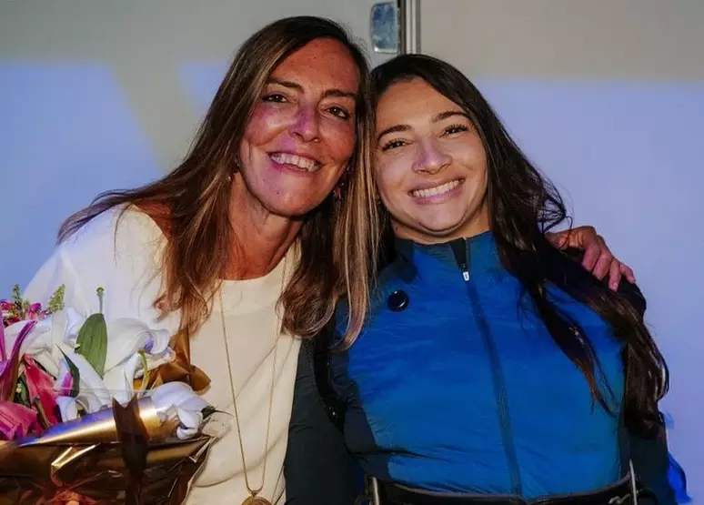 Laís Souza fica em pé em evento e homenageia pesquisadora Tatiana Sampaio