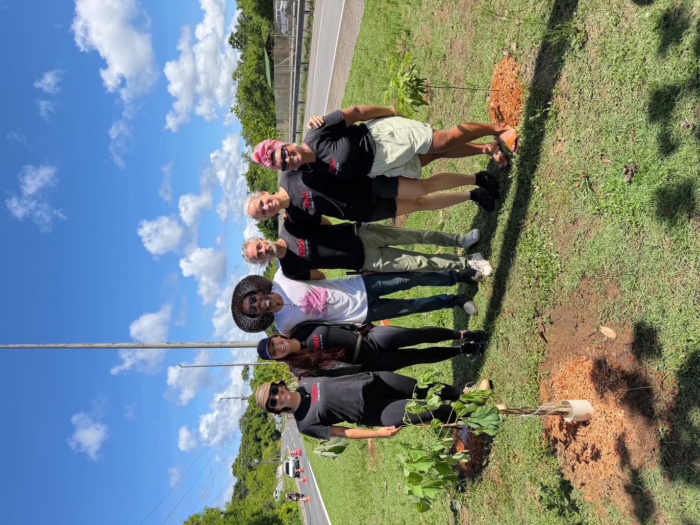 TEDx Praia do Forte mobiliza comunidade em ação de plantio de árvores antes do ciclo de palestras