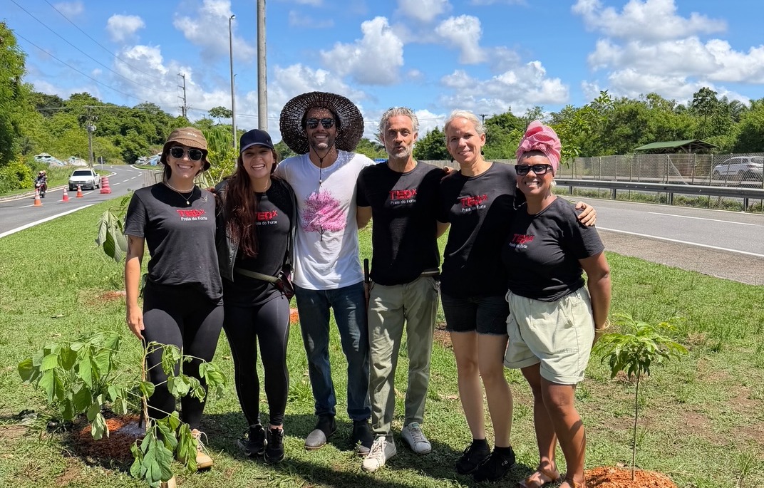 TEDx Praia do Forte mobiliza comunidade em ação de plantio de árvores antes do ciclo de palestras