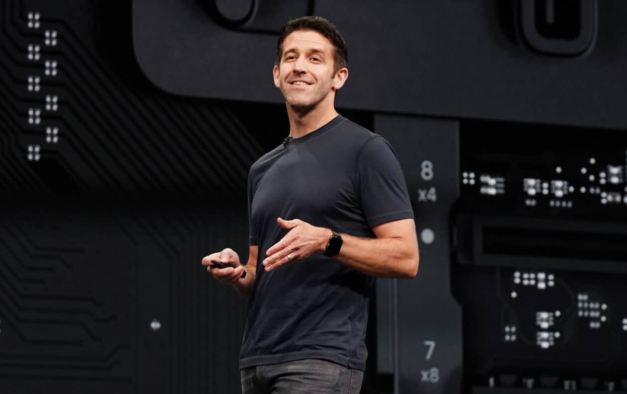 Apple anuncia sucessão: John Ternus será o novo CEO e Tim Cook assume conselho