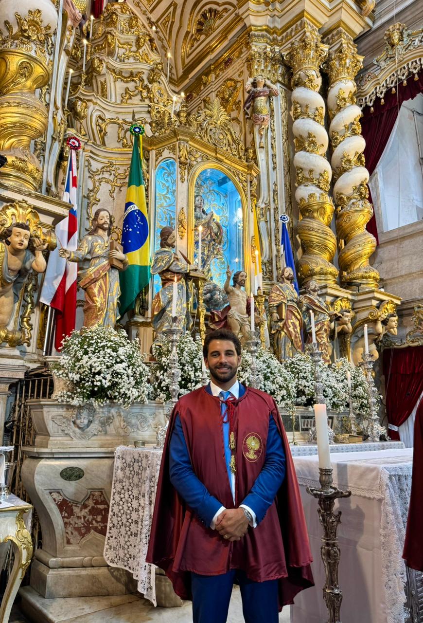 Hugo Leonardo Assis passa a integrar a Irmandade de Nossa Senhora da Conceição da Praia em cerimônia marcada por fé e tradição