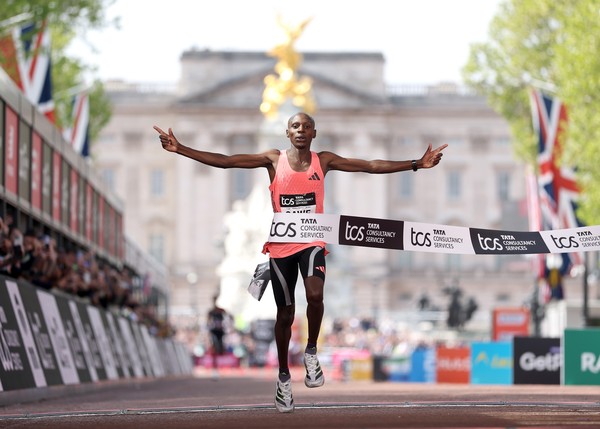 ​Sebastian Sawe faz história com vitória e quebra da barreira das duas horas em Londres