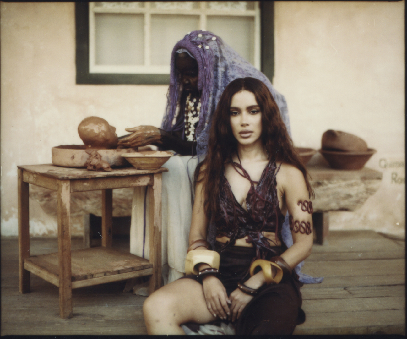 Anitta celebra a divindade feminina no Ato III de “Equilibrivm”