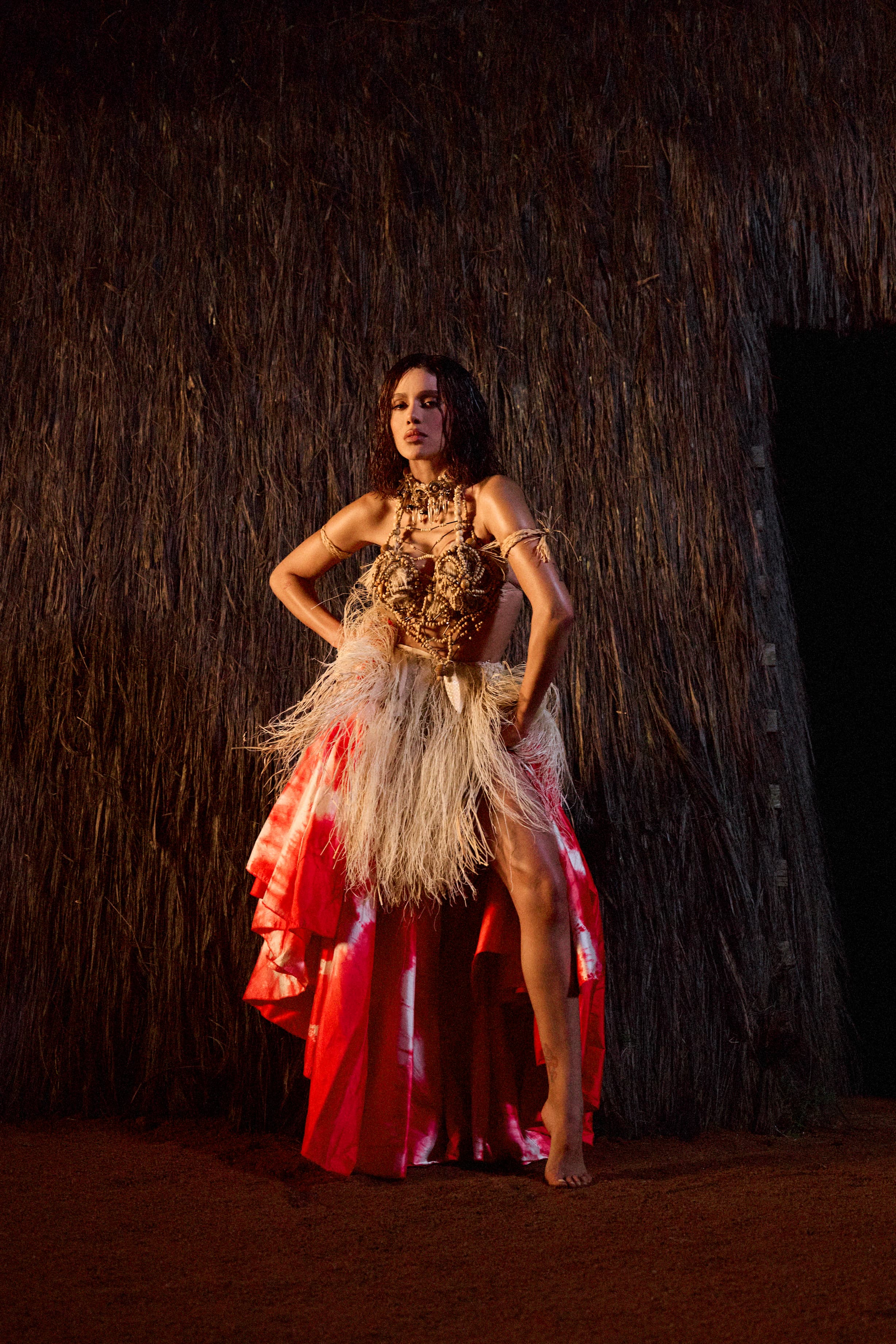 Anitta e Shakira lançam clipe bilíngue de “Choka Choka”