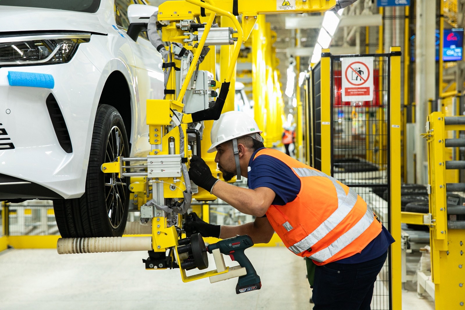 BYD apresenta bastidores do motor híbrido flex criado para o Brasil e produzido em Camaçari