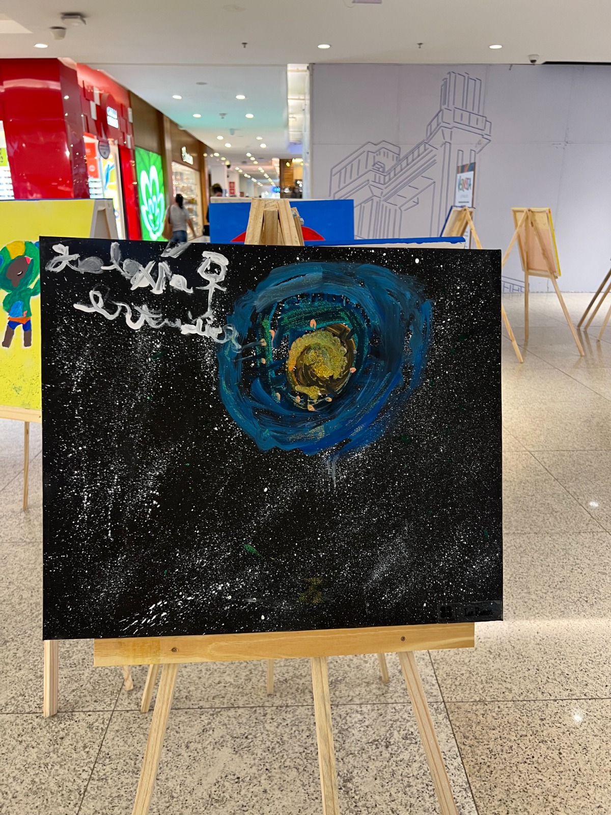 Exposição reúne obras de crianças com TEA em shopping de Salvador