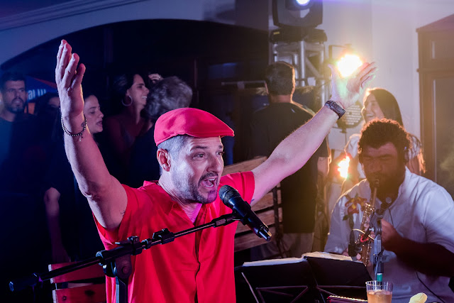 Ator Marcelo Serrado leva o “Samba do Serrado” ao Rio Vermelho em apresentação única