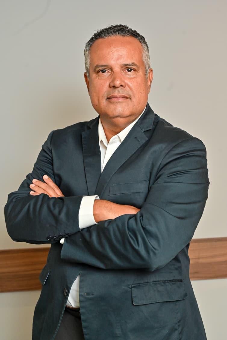CEO do braço de infraestrutura do Grupo André Guimarães, Elmar Varjão celebra a entrega do viaduto Rodoferroviário, em Carandaí (MG)