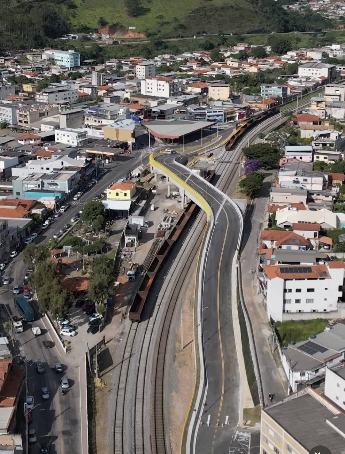 CEO do braço de infraestrutura do Grupo André Guimarães, Elmar Varjão celebra a entrega do viaduto Rodoferroviário, em Carandaí (MG)