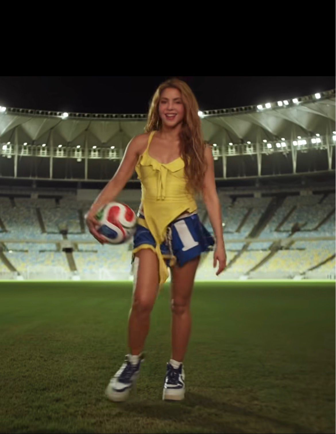 Shakira lança música da Copa e grava vídeo promocional no Maracanã