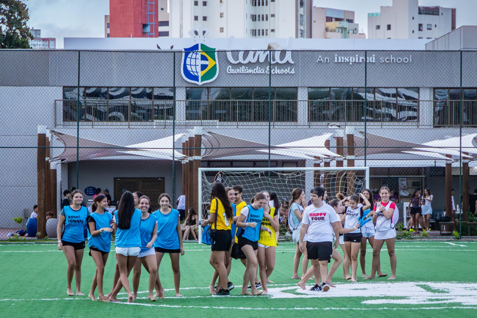 Land School Pituba recebe estudantes da Happy Cup em integração antes de viagem para a Disney