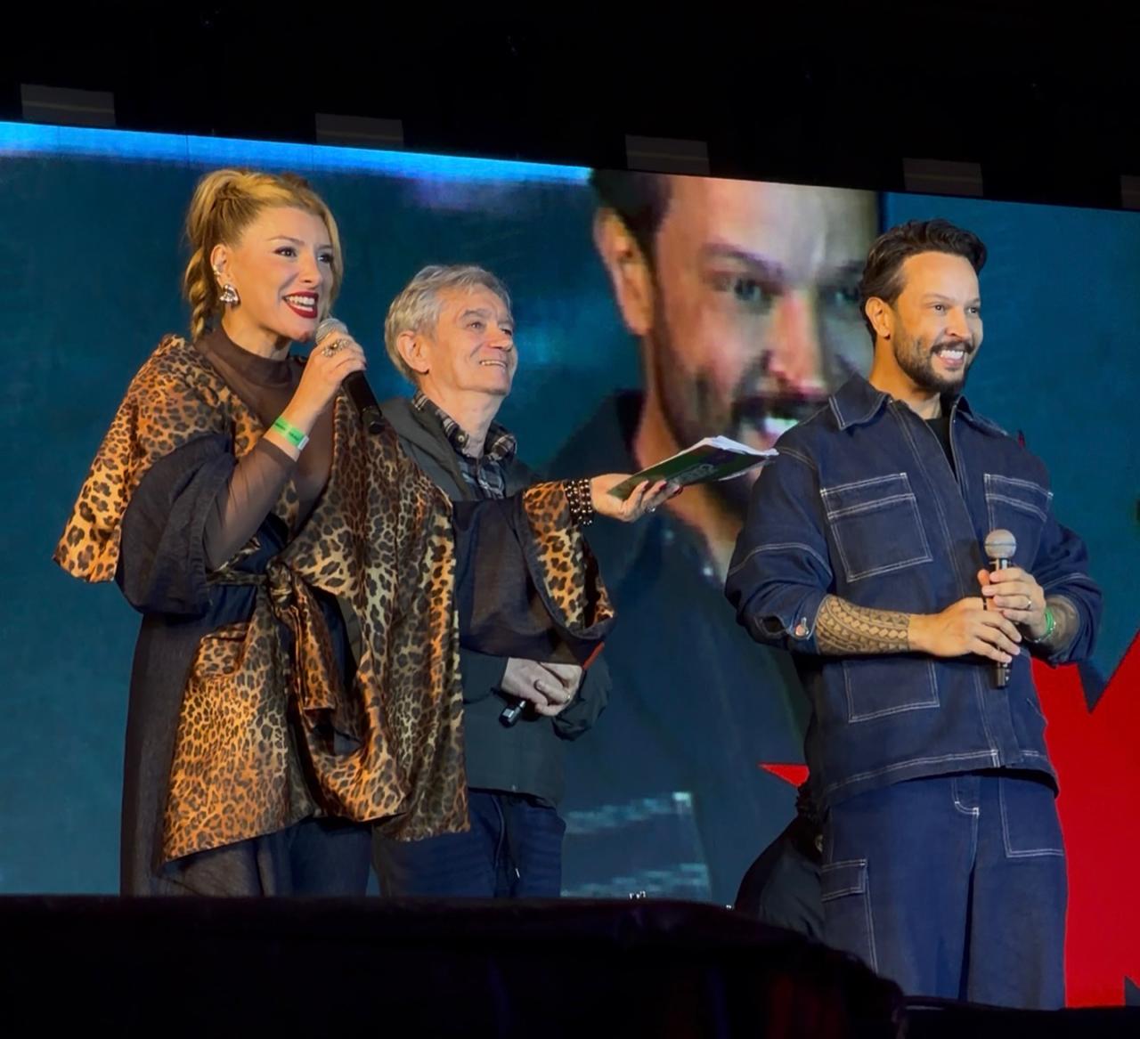 Guto Melo e Vanessa Bellini levam alegria e animação ao público como Mestres de Cerimônia do Palco Anhangabaú da Virada Cultura l