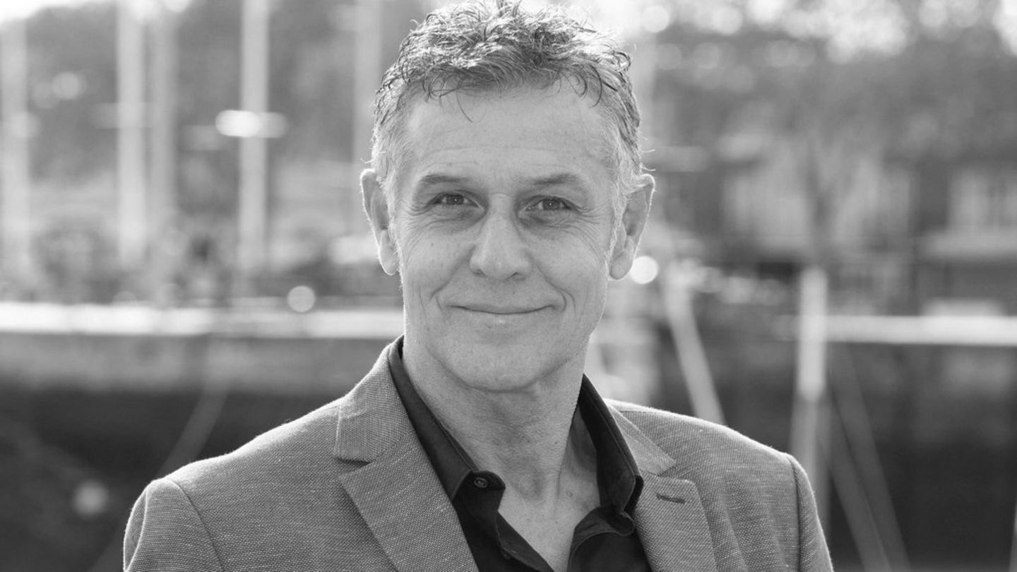 Ator Pierre Deny, de Emily em Paris, morre na França após diagnóstico de ELA