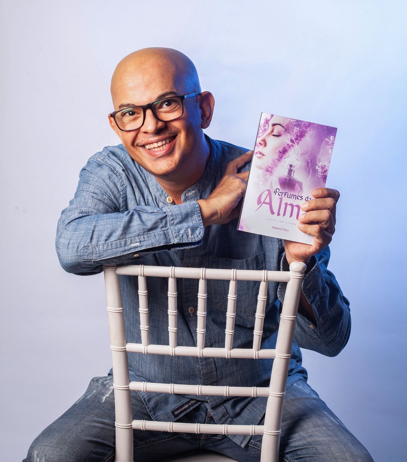 Jornalista baiano lança "Perfumes da Alma – Lives em Livro", um passeio filosófico pelas essências humanas