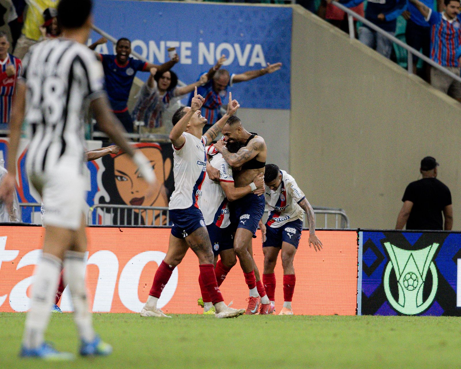 Bahia vence Botafogo de virada por 2 a 1, encerra jejum de oito jogos e entra no G-6 do Brasileirão