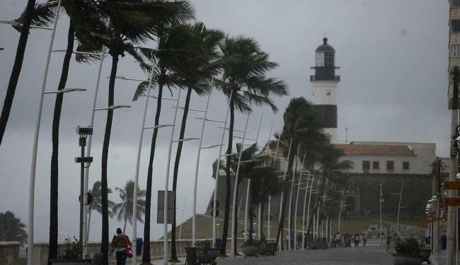 Chuva em Salvador exige atenção redobrada de motoristas e pedestres neste domingo