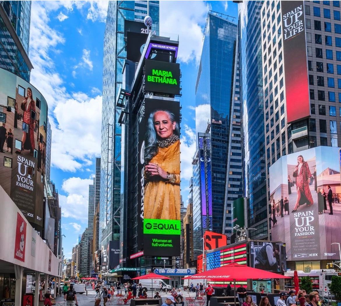 Do Recôncavo para o topo do mundo: Maria Bethânia brilha em painel do Spotify na Times Square