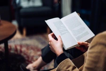 Trocar a tela do celular por livros é remédio natural contra ansiedade; entenda os benefícios