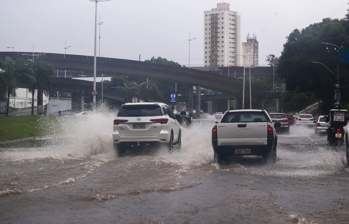 Tempo vira em Salvador: Nova frente fria chega com chuva e termômetros em declínio nesta quarta (3)